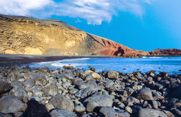 Black beach at village of el Golfo with old volcano — Stock Photo, Image