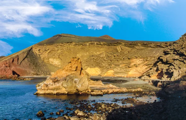 Černá pláž u vesnice el golfo s stará sopka — Stock fotografie