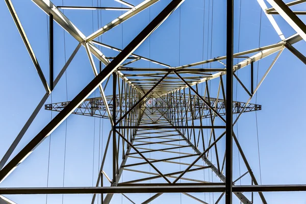 Alta tensão postes de eletricidade contra o céu azul e nuvem Fotografia De Stock