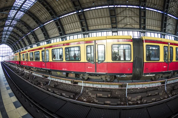 Berlin Alexanderplatz metro istasyonunda insanların seyahat — Stok fotoğraf