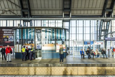 Berlin Alexanderplatz metro istasyonunda insanların seyahat