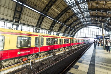 Berlin Alexanderplatz metro istasyonunda insanların seyahat