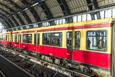 Berlin Alexanderplatz metro istasyonunda insanların seyahat