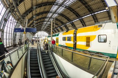 Berlin Alexanderplatz metro istasyonunda insanların seyahat