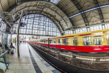 Berlin Alexanderplatz metro istasyonunda insanların seyahat