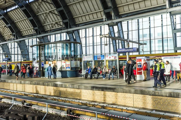 Люди путешествуют на станции метро Alexanderplatz в Берлине — стоковое фото