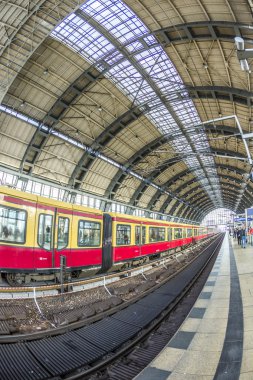 Berlin Alexanderplatz metro istasyonunda insanların seyahat