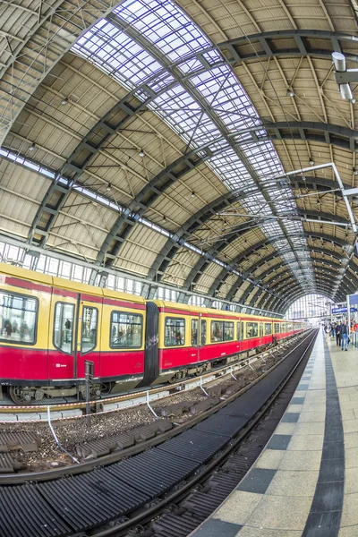 La gente viaja en la estación de metro Alexanderplatz en Berlín — Foto de Stock