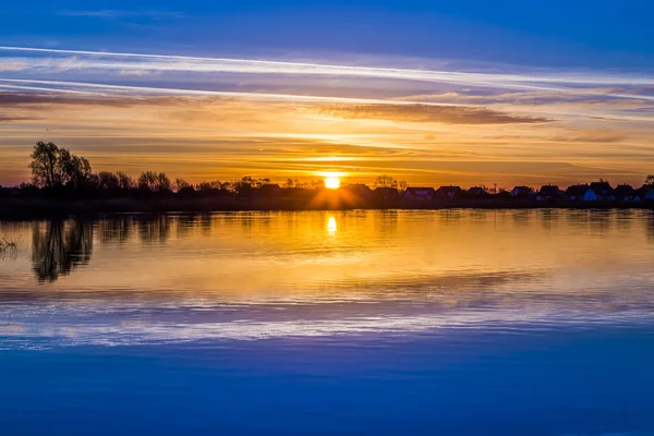 Puesta de sol en Zinnowitz con reflexión sobre el agua — Foto de Stock