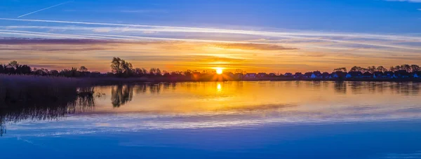 Solnedgång i Zinnowitz med reflektion på vattnet — Stockfoto