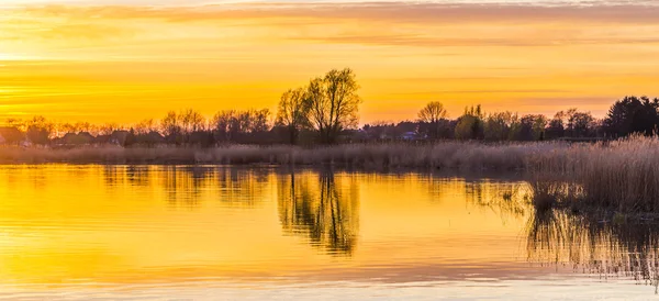 Solnedgång i Zinnowitz med reflektion på vattnet — Stockfoto