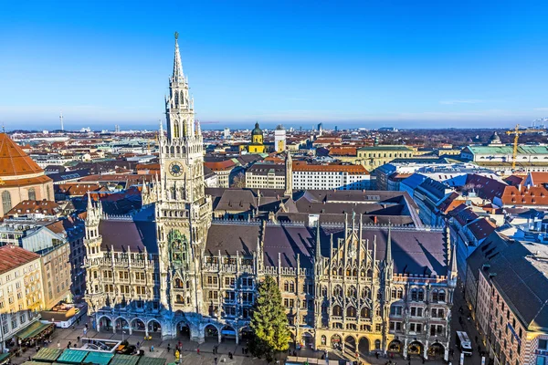 Klokkenspel in München city hall en gevel — Stockfoto
