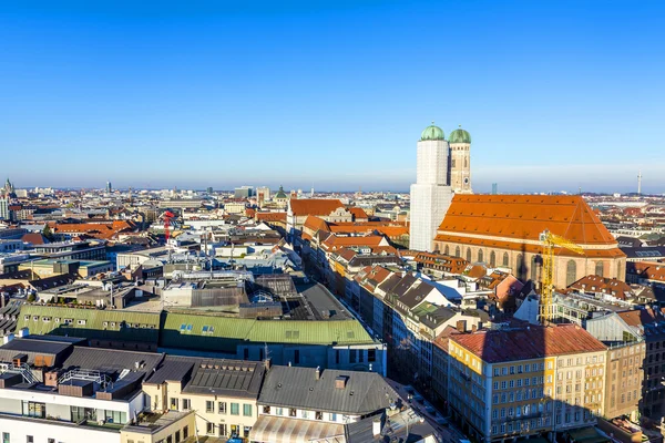 Carillons dans la mairie munich et façade — Photo