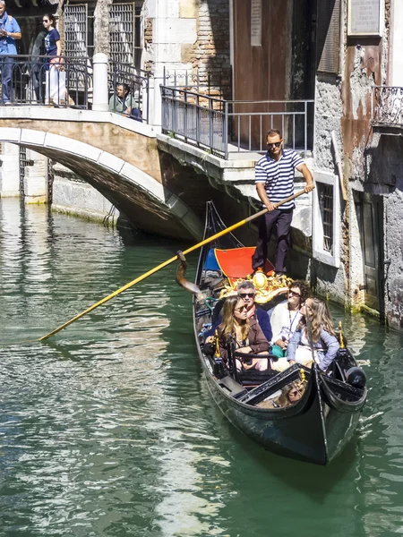 Benátské gondoly s turistickou plout v kanálu v Benátkách — Stock fotografie