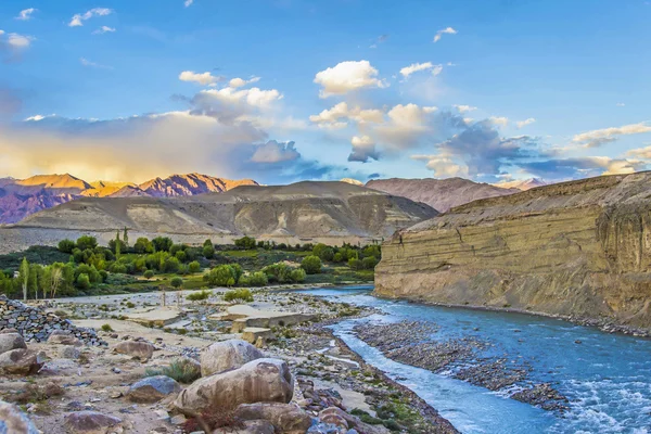 Rio indus no vale de Leh — Fotografia de Stock