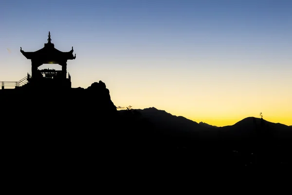 Silhouette de temple bouddhiste dans les montagnes himalaya — Photo