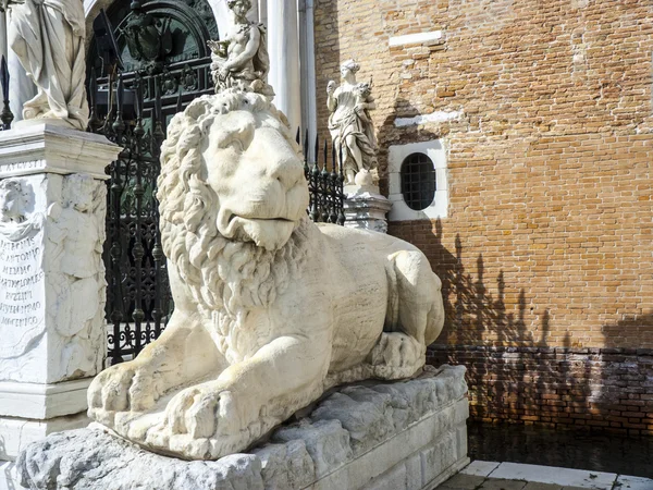 Estátua de leão de pedra antiga às portas do Arsenal, Veneza — Fotografia de Stock