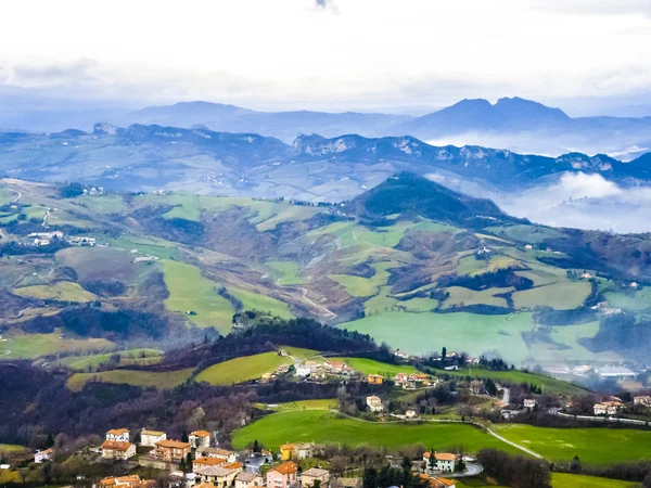 Panoramautsikt över bergen i Republiken San Marino i tidig m — Stockfoto