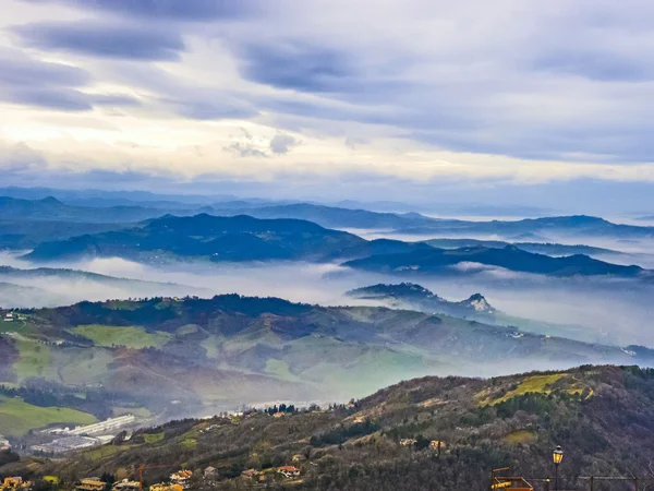 Vedere panoramică a munților din Republica San Marino la începutul m — Fotografie, imagine de stoc