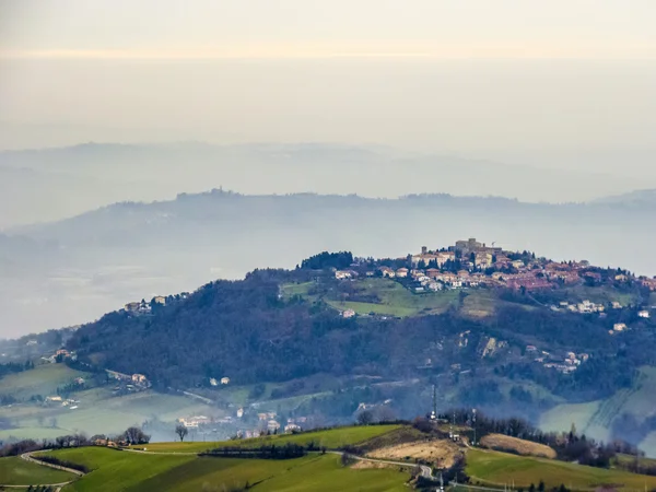 Panoramautsikt över bergen i Republiken San Marino i tidig m — Stockfoto