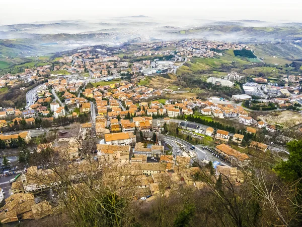 Panoramisch uitzicht op bergen in de Republiek van San Marino op vroege m — Stockfoto