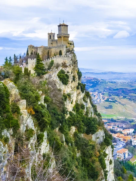 Vista panorámica de las montañas en la República de San Marino a principios de m — Foto de Stock