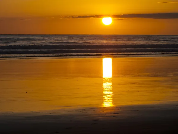 Un sets along the North Pacific coast of Costa Rica over the vo — Stock Photo, Image