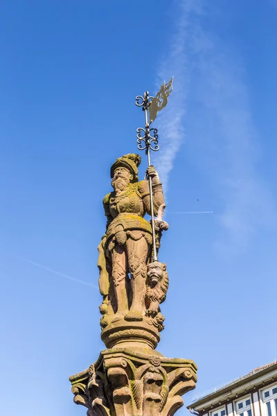 Mercado histórico com estátua em Butzbach — Fotografia de Stock