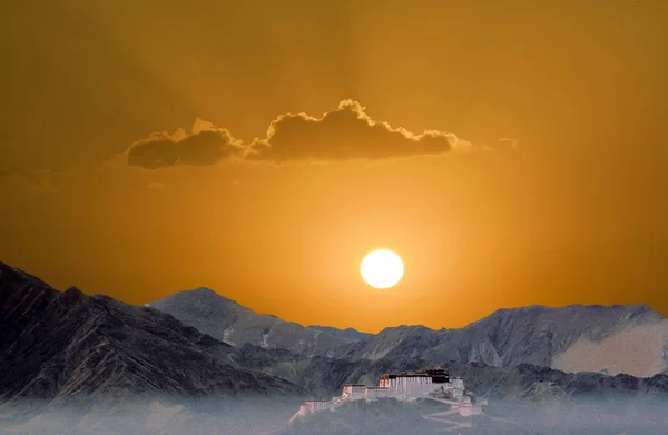 Potala in Lhasa bei Sonnenuntergang — Stockfoto