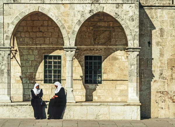 Araberinnen sitzen an der Tempelwand — Stockfoto