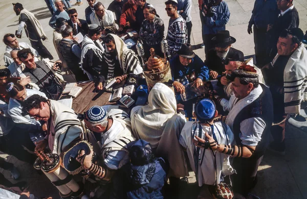 Orthodoxe jüdische Männer beten an der Westmauer — Stockfoto