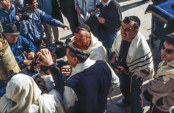 Homens judeus ortodoxos rezam no Muro Ocidental — Fotografia de Stock