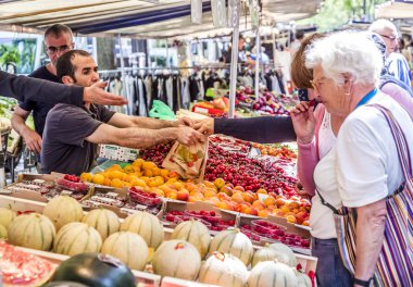Chaillot, Paris çiftçi pazarda kişi ziyaret