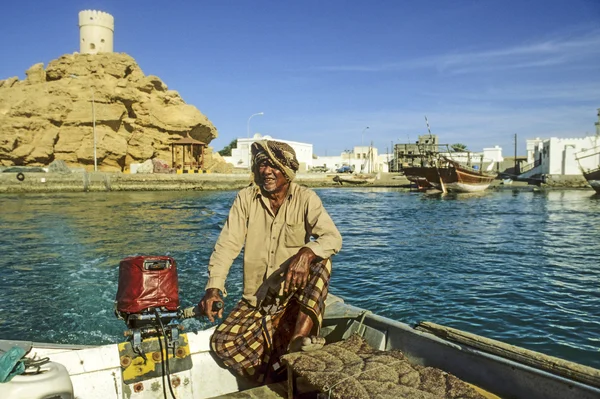 Man offers his ferry services to travelers in Sur — Stock Photo, Image