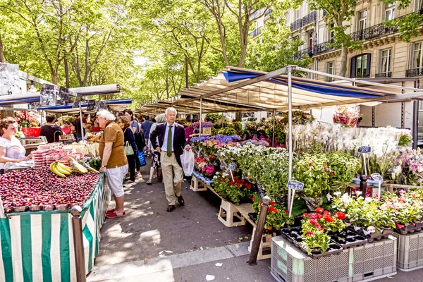 People visit farmers market in Chaillot, Paris — Stock Photo, Image