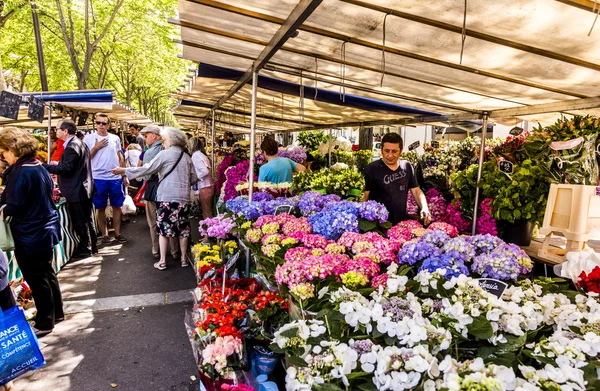 Люди посещают фермерский рынок в Шайо, Париж — стоковое фото