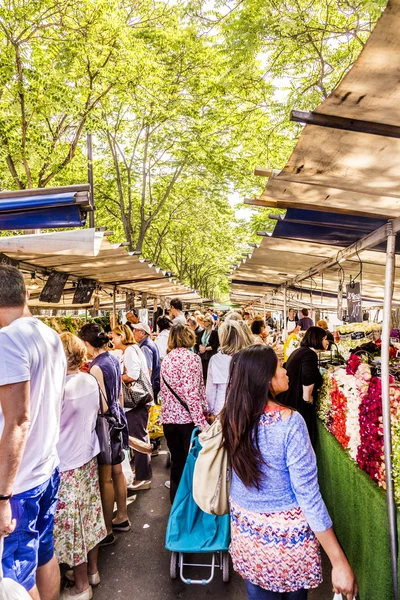 La gente visita il mercato degli agricoltori a Chaillot, Parigi — Foto Stock