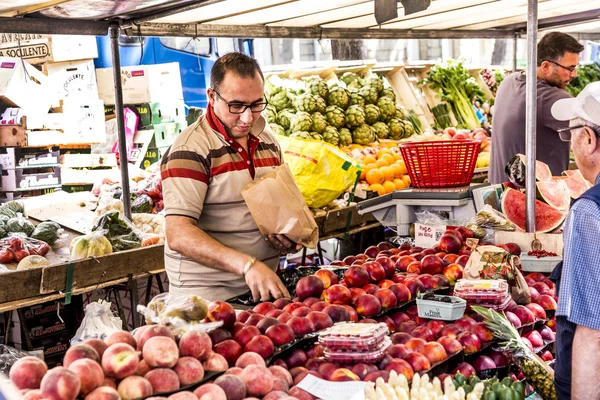 People visit farmers market in Chaillot, Paris — Stock Photo, Image