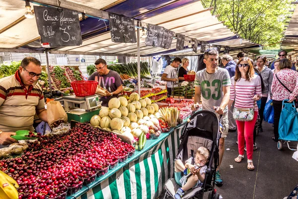 La gente visita el mercado de agricultores en Chaillot, París — Foto de Stock