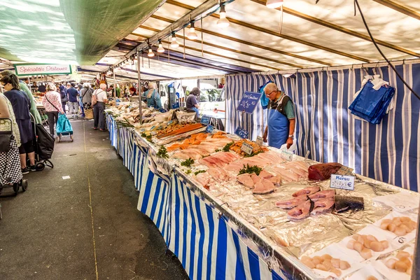 Люди посещают фермерский рынок в Шайо, Париж — стоковое фото