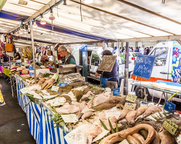 La gente visita el mercado de agricultores en Chaillot, París — Foto de Stock