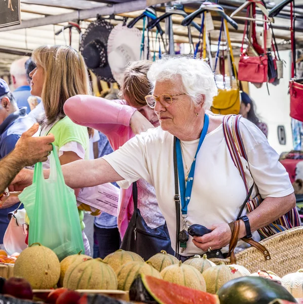 La gente visita el mercado de agricultores en Chaillot, París —  Fotos de Stock