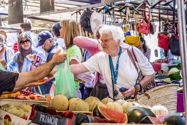 La gente visita il mercato degli agricoltori a Chaillot, Parigi — Foto Stock