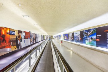 Charles de Gaule Havaalanı'nda Terminal 1'deki uzun hareketli merdivenler