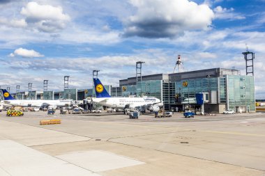 Terminal 1 Frankfurt Yolcu uçakları ile