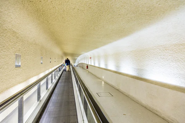 Escadas móveis longas no Terminal 1 no aeroporto Charles de Gaull — Fotografia de Stock