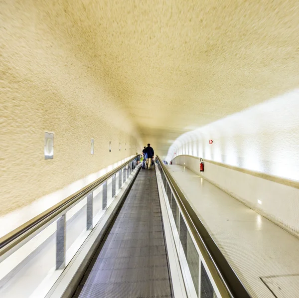 Long moving staircases in Terminal 1 at airport Charles de Gaull — Stock Photo, Image