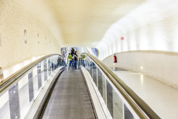 Long moving staircases in Terminal 1 at airport Charles de Gaull — Stock Photo, Image