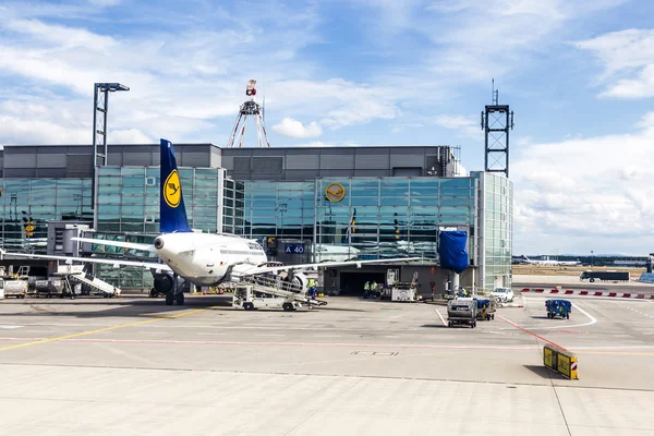 Terminal 1 met passagiers vliegtuig — Stockfoto