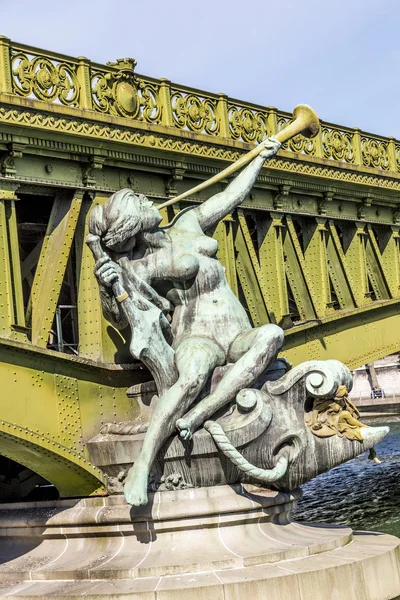 グルネル橋 - パリで彫刻します。 — ストック写真